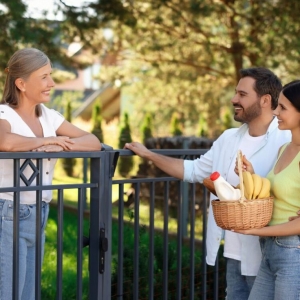 làm quen với hàng xóm tạo môi trường sống thân thiện